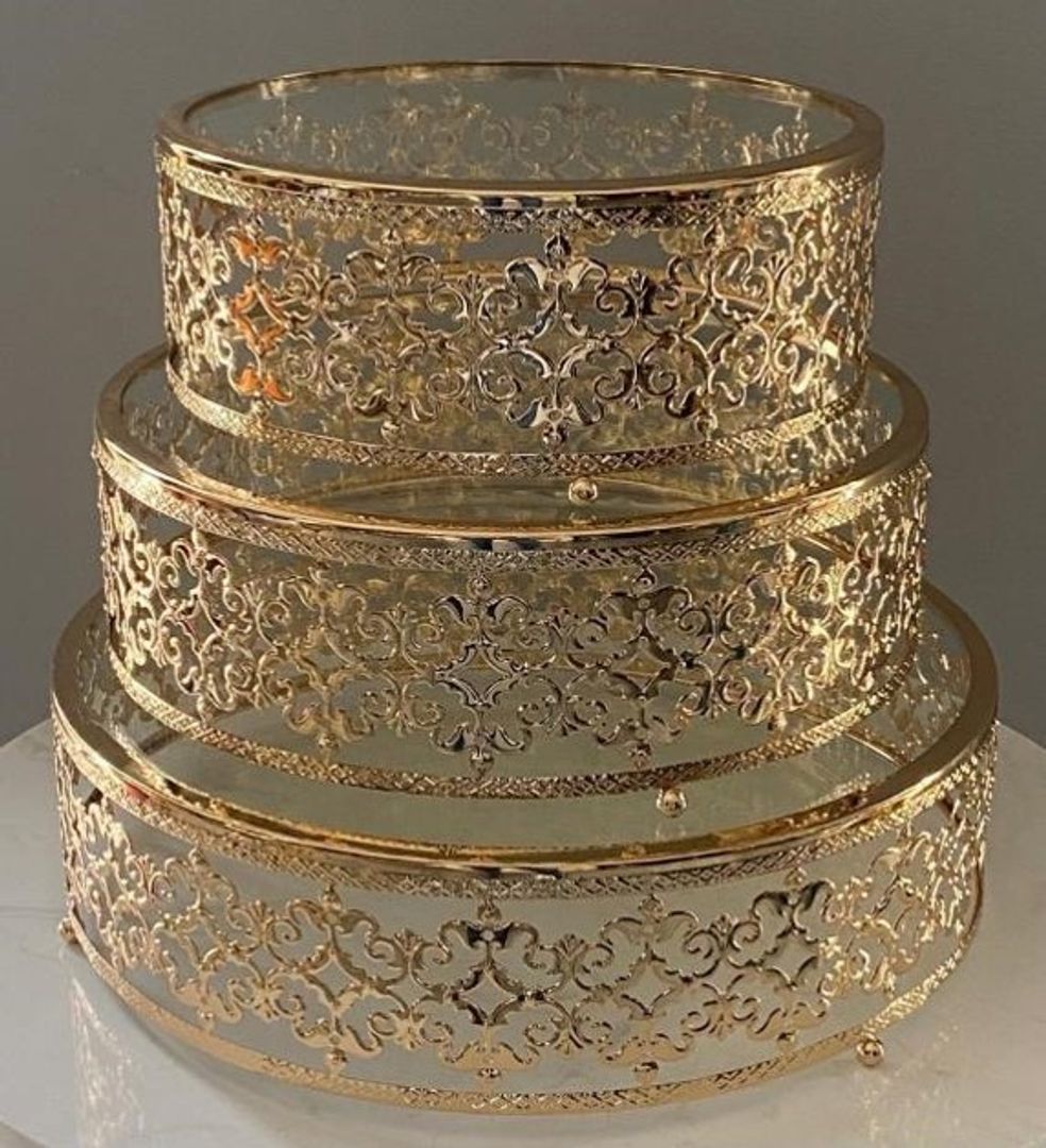 Set de tres bases en metal color dorado con acrílico