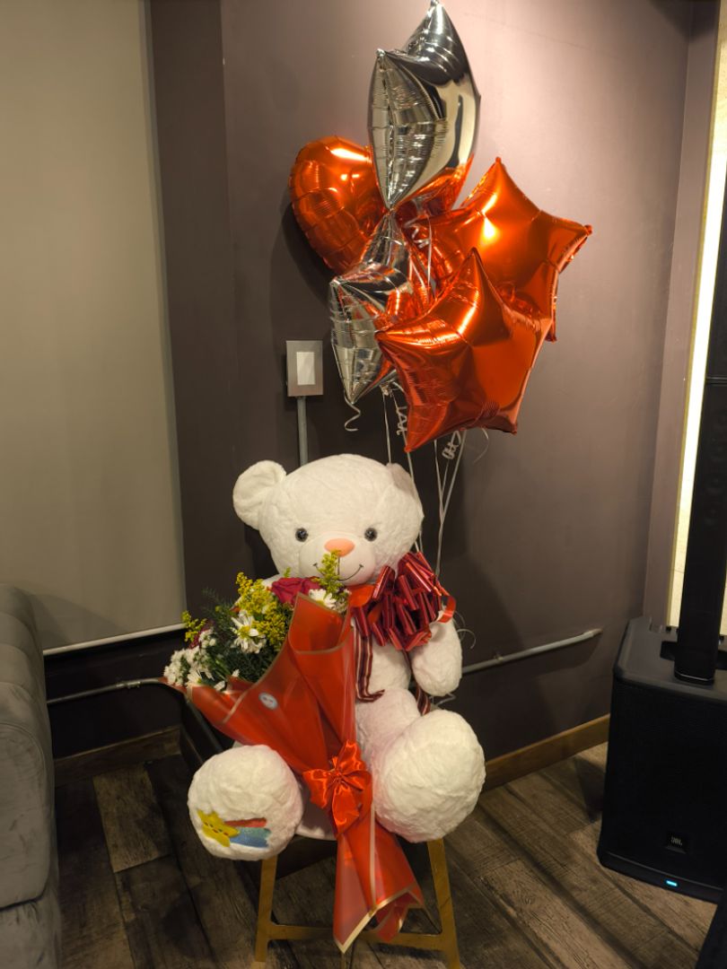 ARREGLO OSO CON GLOBOS Y FLORES 