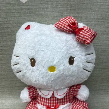 Imagen del producto HELLO KITTY CON VESTIDO  DE CUADROS ROJOS  32 CM 