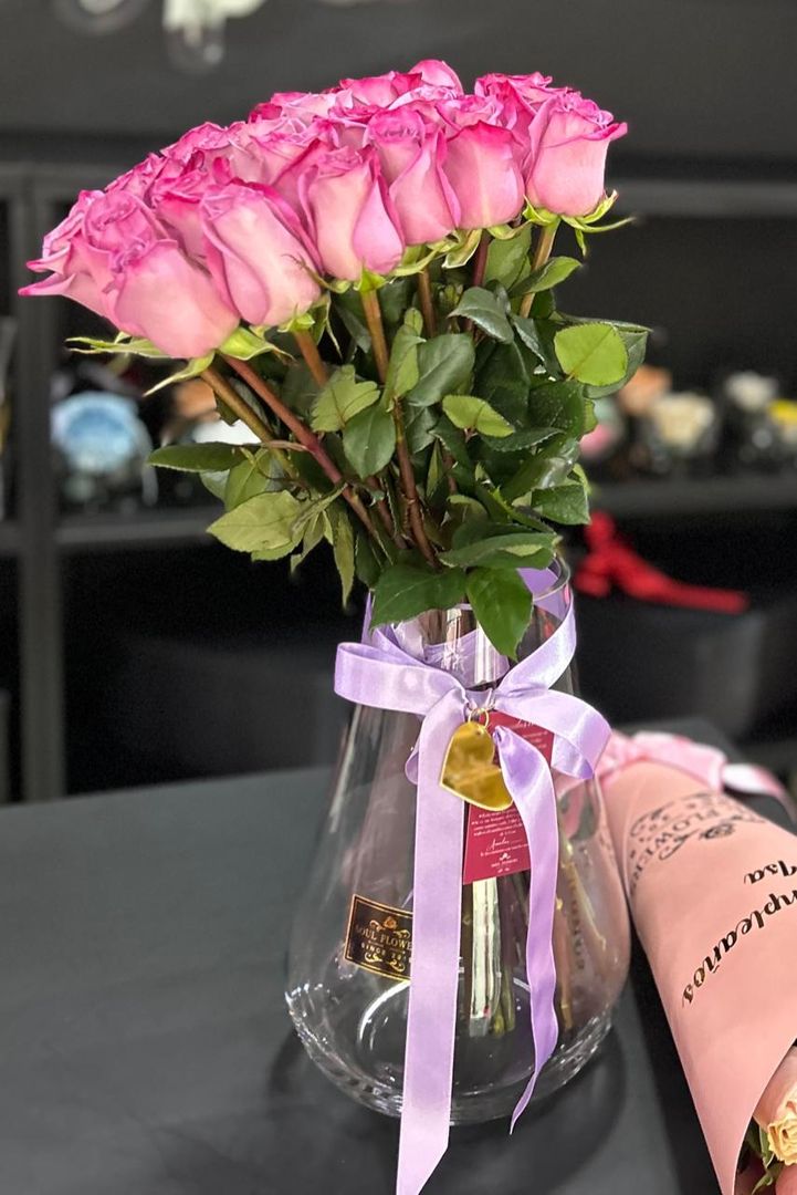 FLORERO POR 25 ROSAS TRADICIONALES