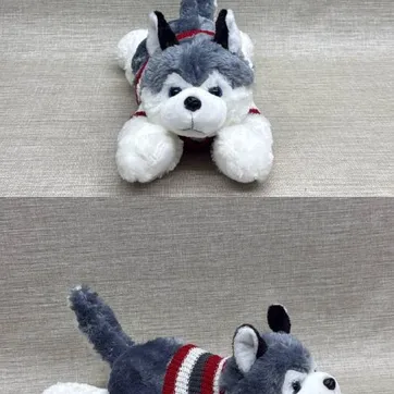 Imagen del producto LOBO HUSKY ACOSTADO CON SUÉTER 40 CM