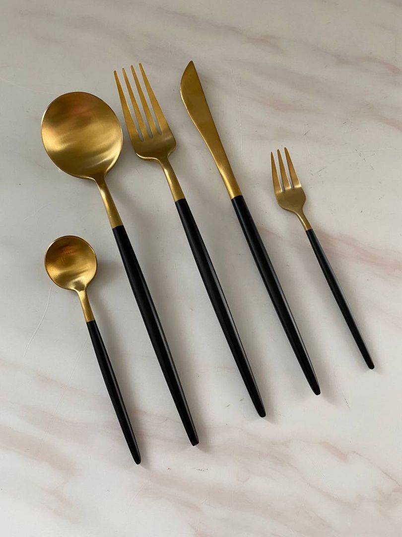 Juego de Cubiertos (5 pzs.) Dorado con Negro