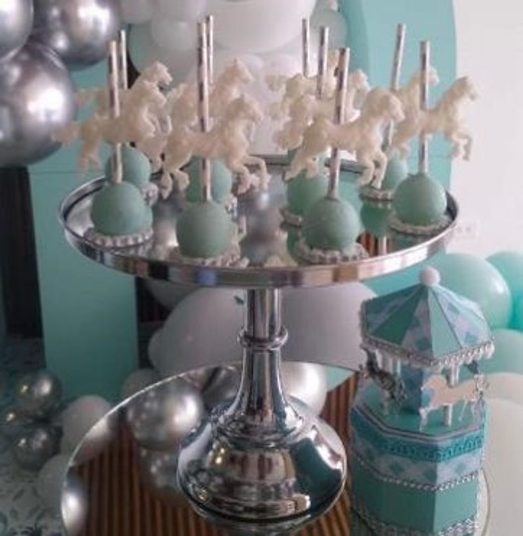 Base para pasteles en metal plateado.