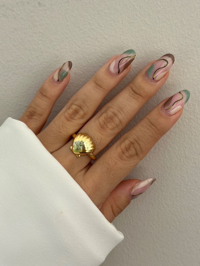 Anillo concha dorado 