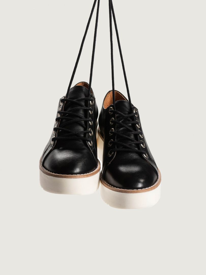 Abotinado Valtice En Cuero Liso NEGRO