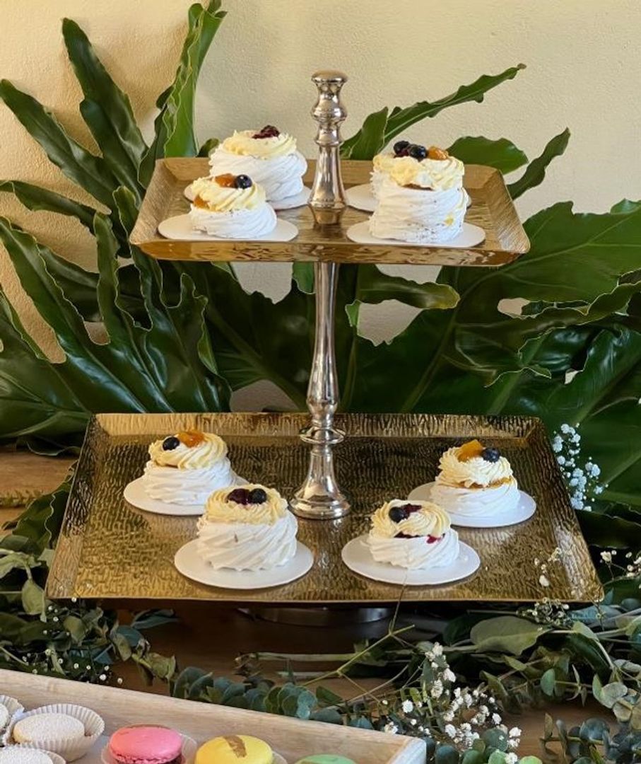 Base para pasteles dorada en acero martillado