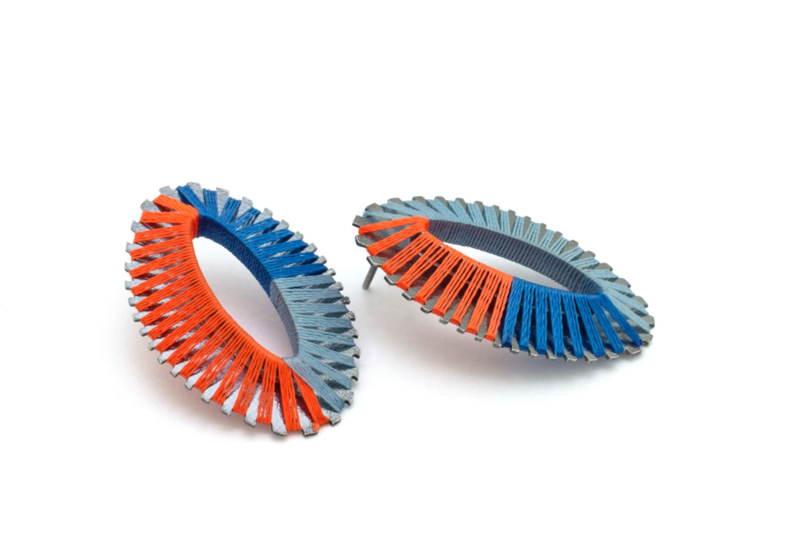 MEDIUM OVAL THREAD EARRINGS