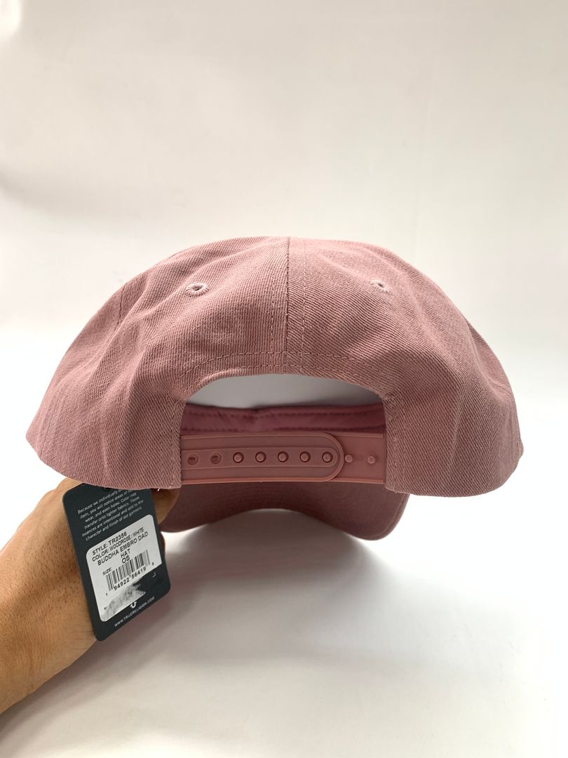 TRUE RELIGIÓN LOGO “MORADO” (AJUSTABLE)