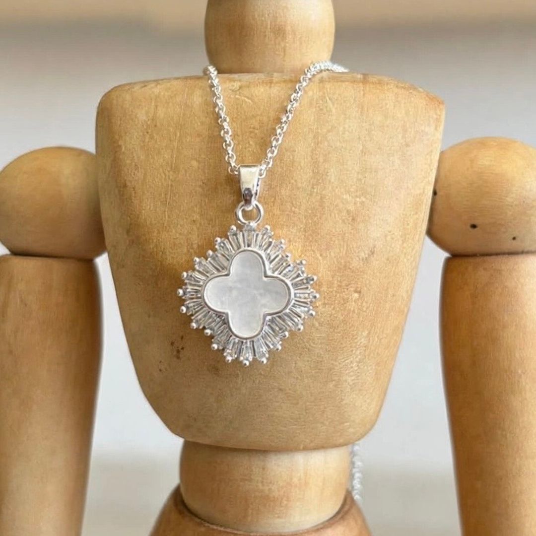Collar trébol blanco 