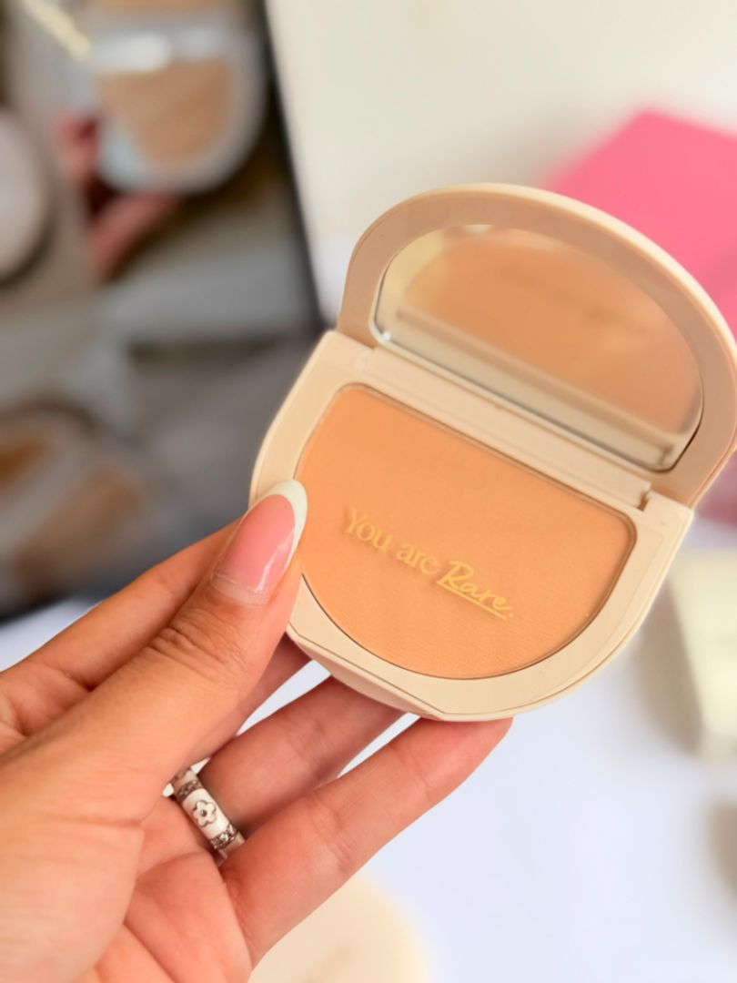 POLVO COMPACTO RARE BEAUTY