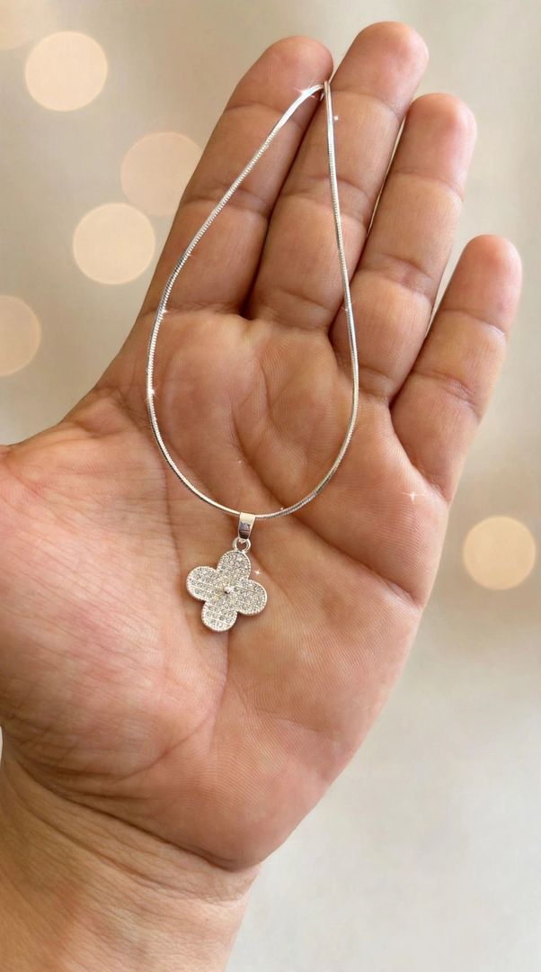 Collar Trébol con circones 