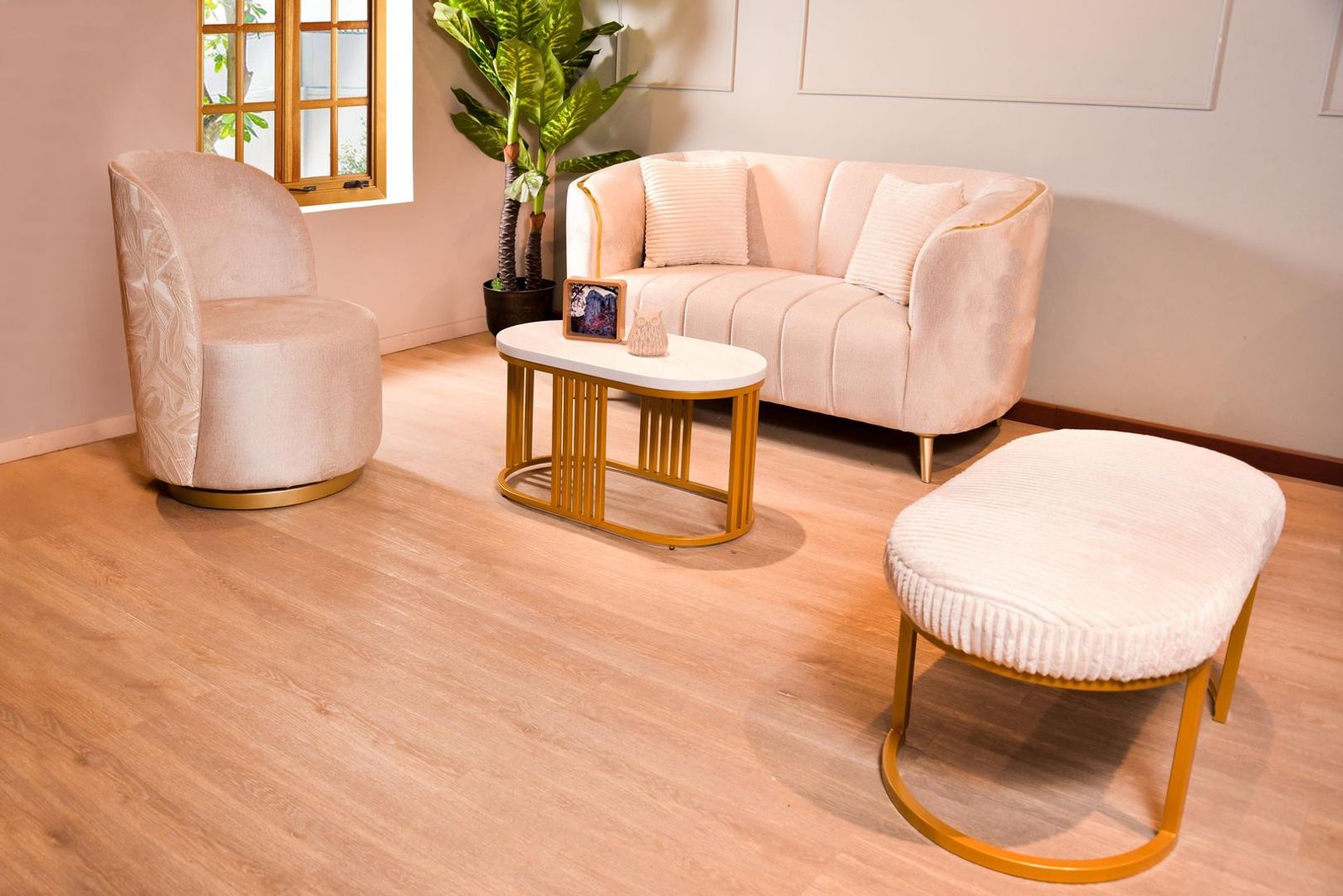 SALA TIFANY CON SILLA GIRATORIA TAPIZ BEIGE 	