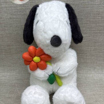 Imagen del producto SNOOPY CON FLOR NARANJA 30 CM