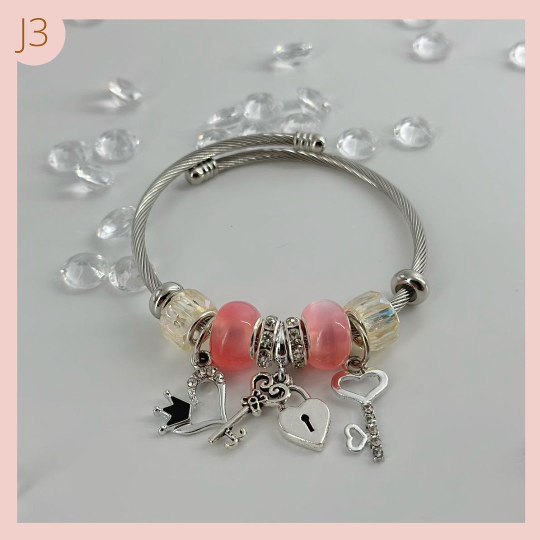 PULSERA TIPO PANDORA PLATEADA CON CHARMS ROSA