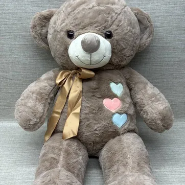 Imagen del producto OSO PATAS LARGAS CON CORAZONES BORDADOS DE 75 CM 