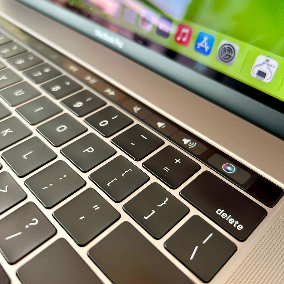 MacBook Pro A1990 15,4” 