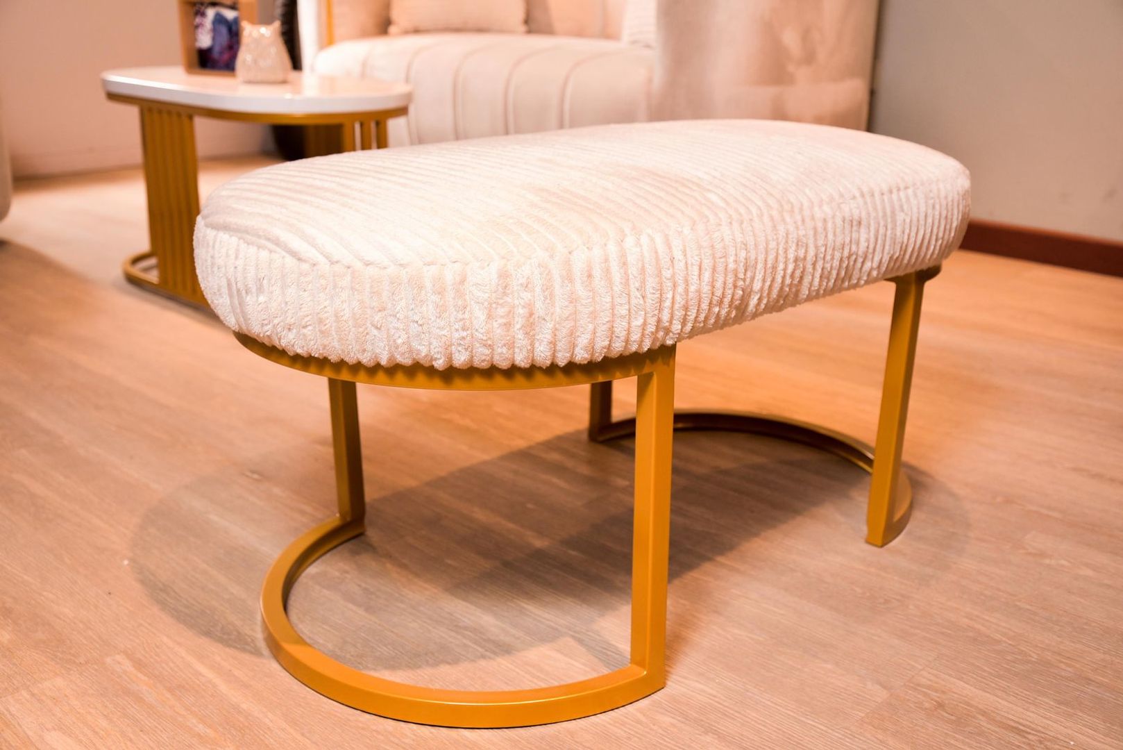 SALA TIFANY CON SILLA GIRATORIA TAPIZ BEIGE 	