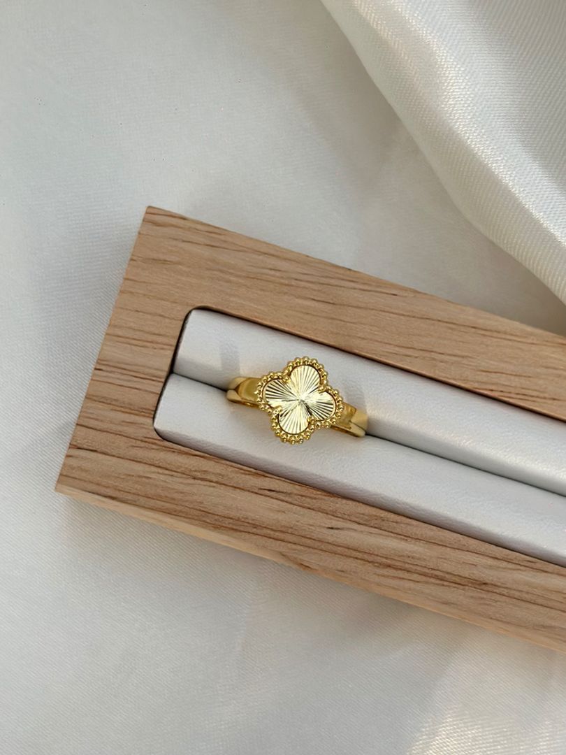 Anillo vancleef dorado 