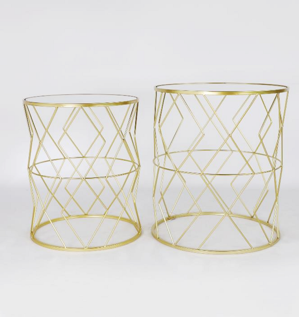 Set de dos mesas doradas con espejo.