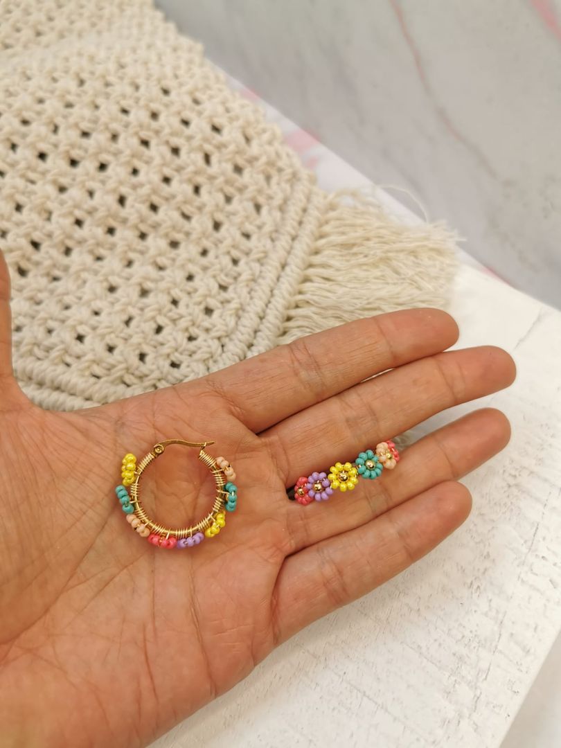 Candongas medianas en mostacilla de flor