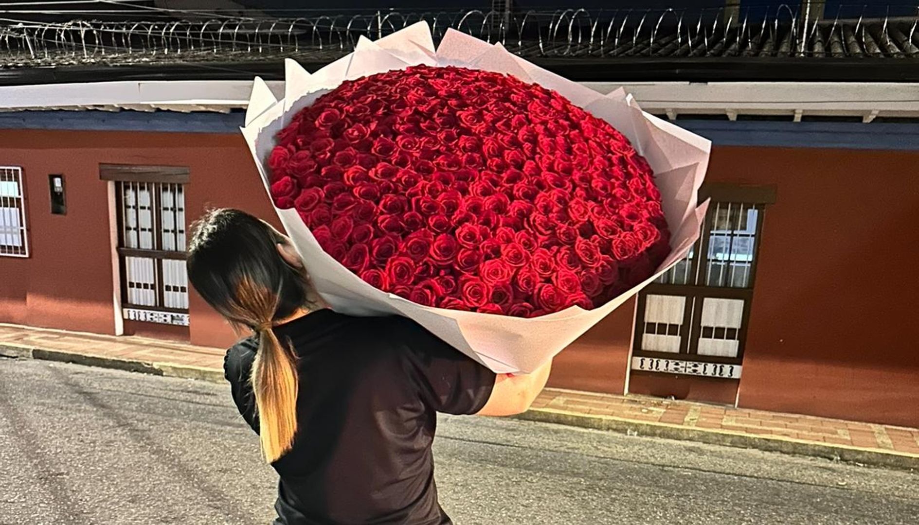 BOUQUET POR 300 ROSAS TRADICIONALES 