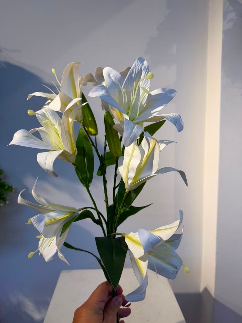 LIRIO EN VARA X 7 FLORES BLANCO