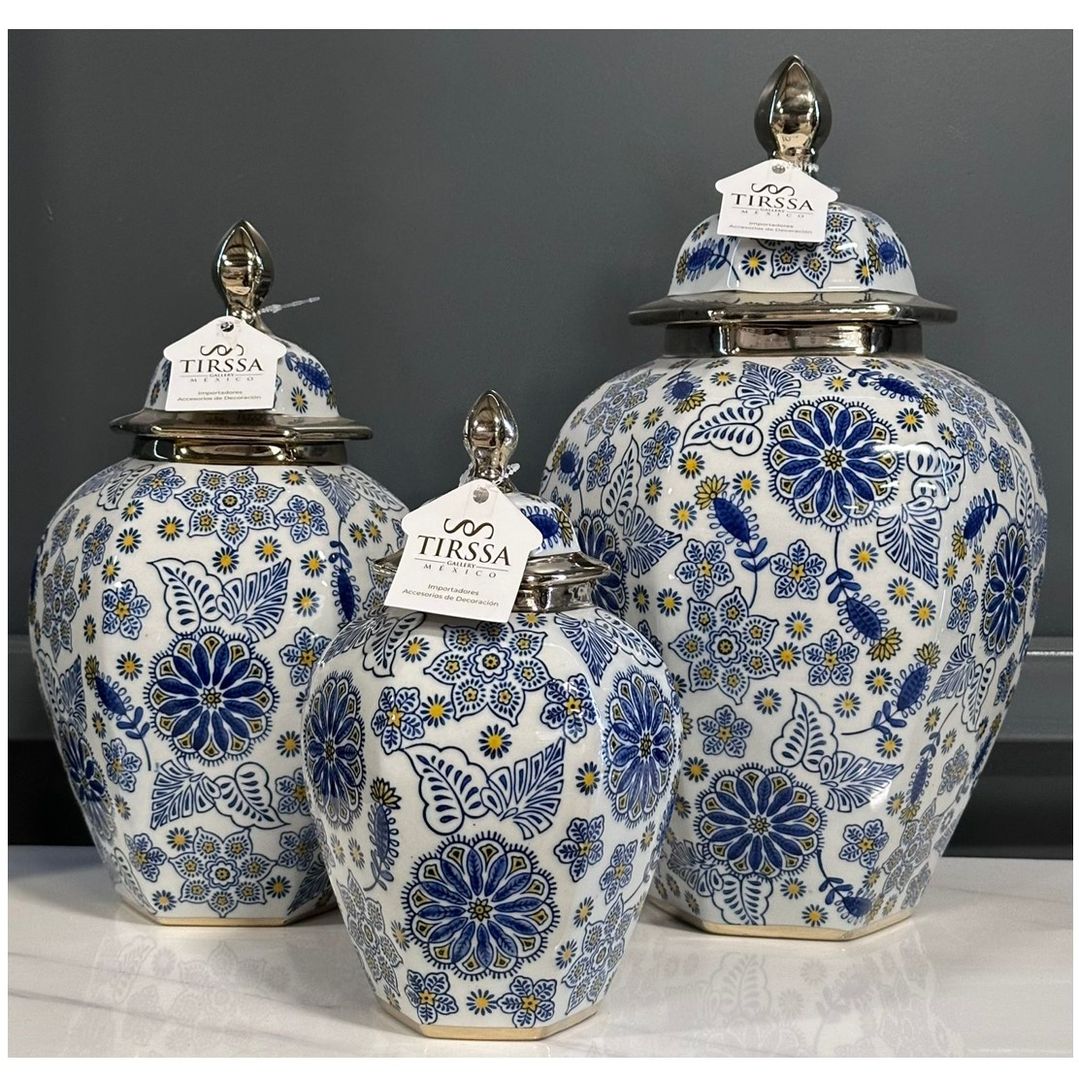 Ánforas cerámicas en blanco con azul