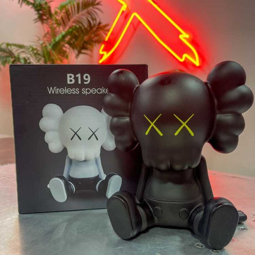 Parlante Bluetooth kaws 