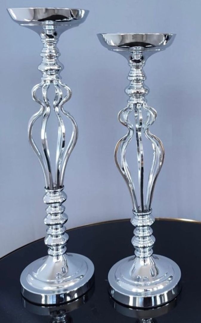 Bases para flores plateadas en metal.