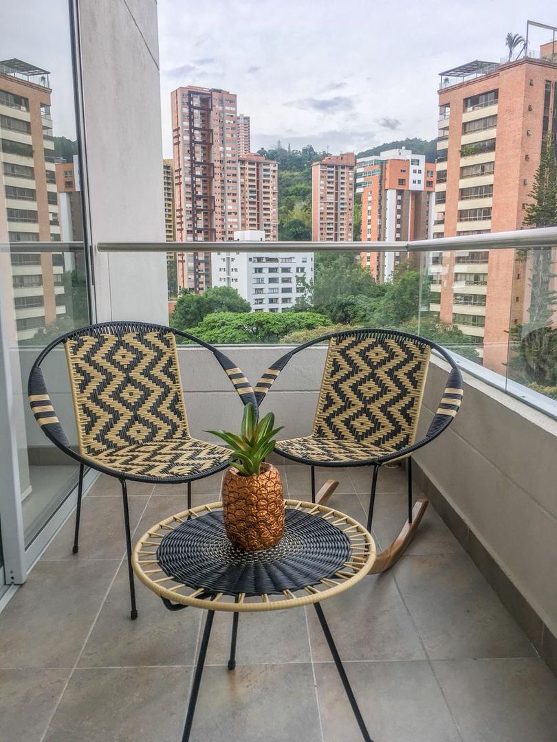 Set silla y Mñmecedora Isabel con diseño precolombino y mesa con tejido tupido.