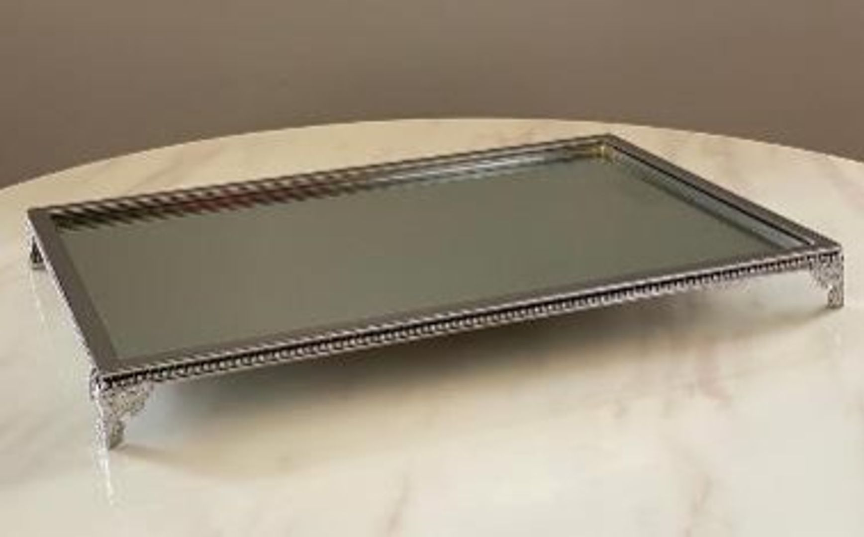 bandeja plateada en metal con espejo