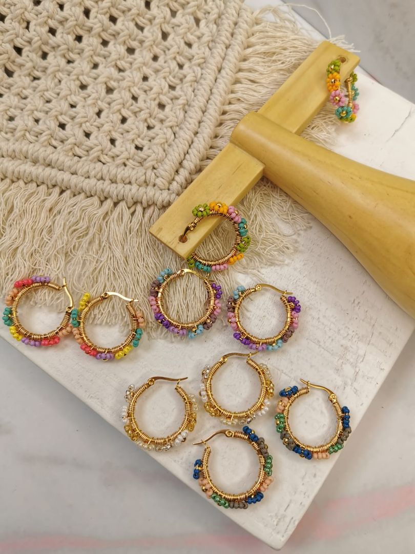 Candongas medianas en mostacilla de flor