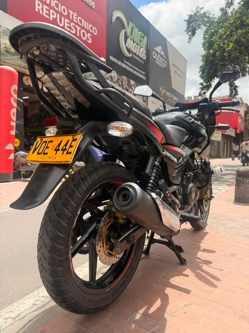 BAJAJ PULSAR 180 FI 