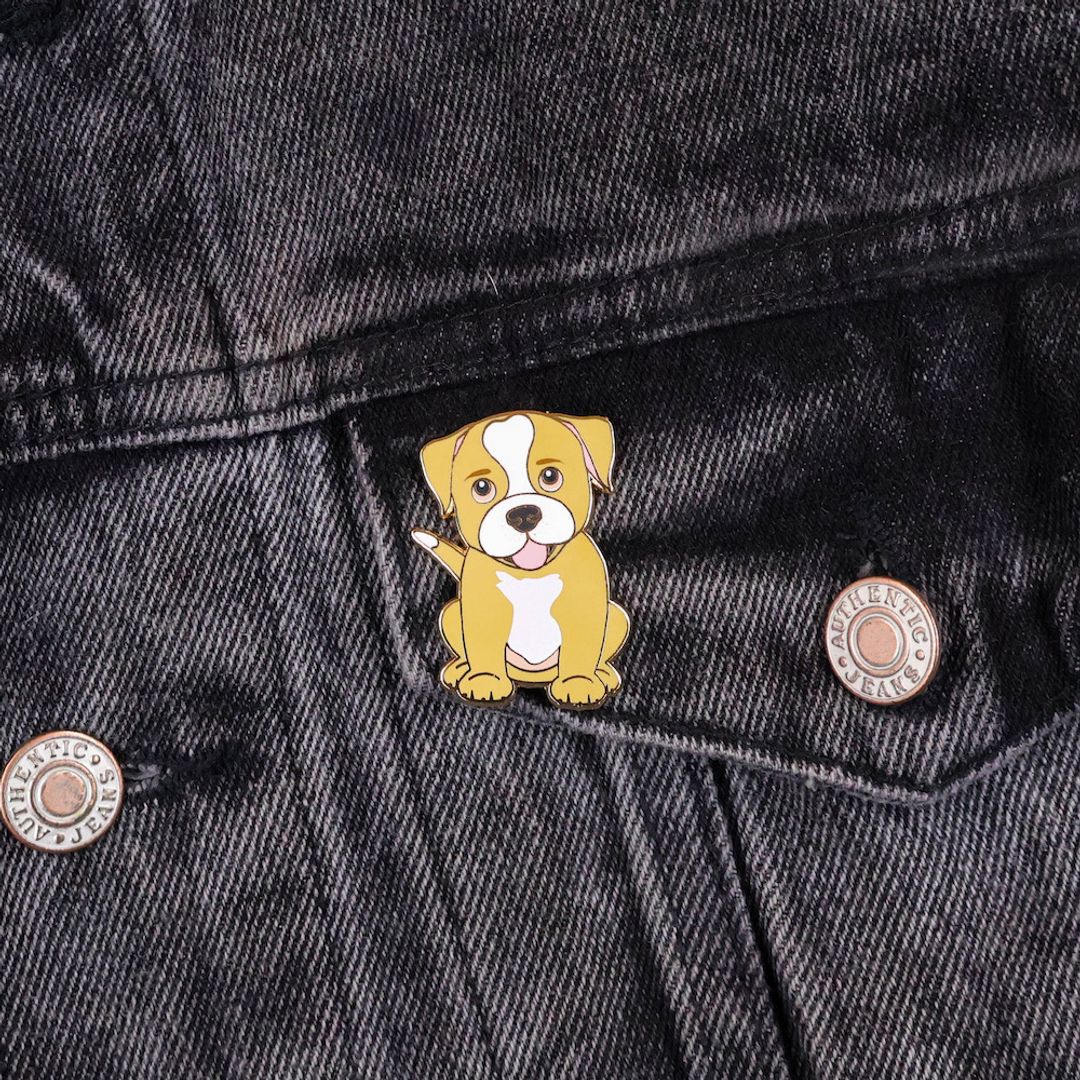 PIN PITBULL CAFE CLARO