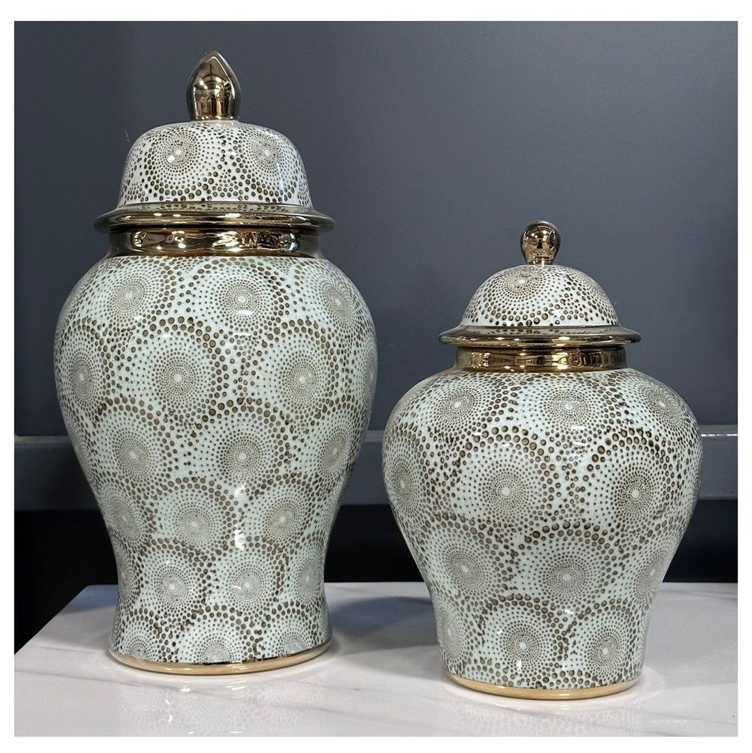 Ánforas cerámicas en blanco con dorado.