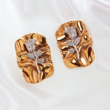 Imagen del producto Zarcillos dorados cuadrados con detalle de flor plateada 
