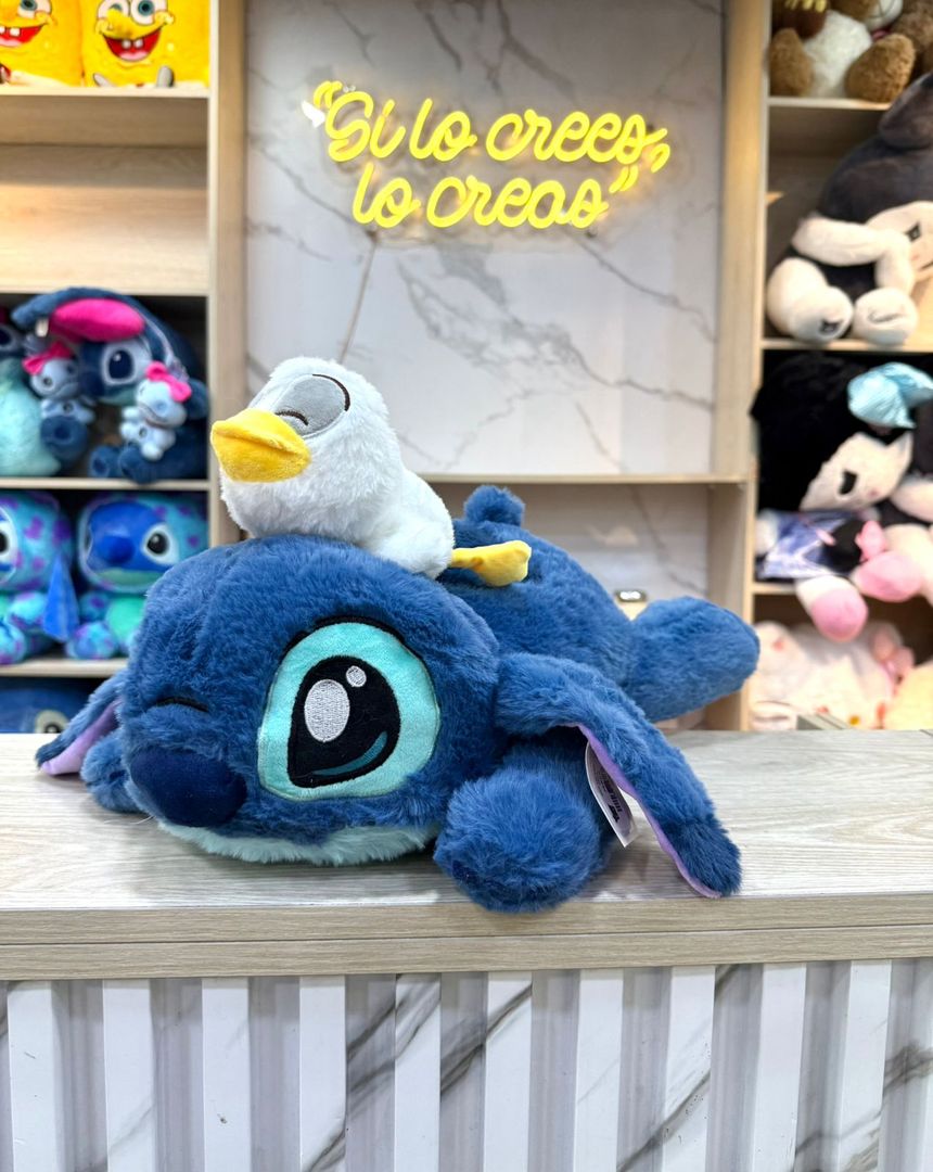 PELUCHE STICH  CON PATO ACOSTADO 43cm.