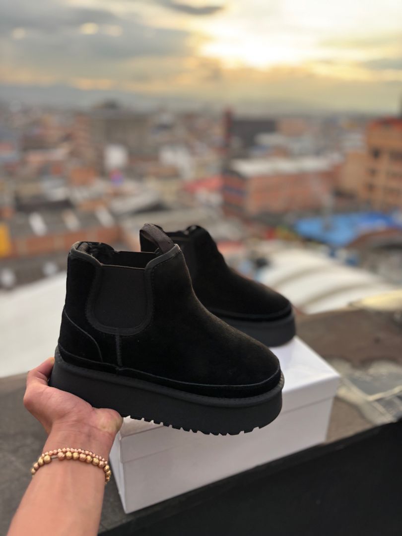 BOTA ALTA TIPO UGG.