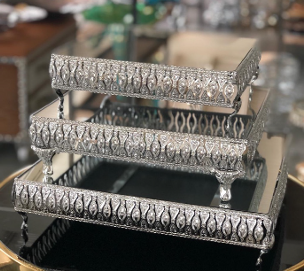 Set de tres bases en metal color plateado con espejo