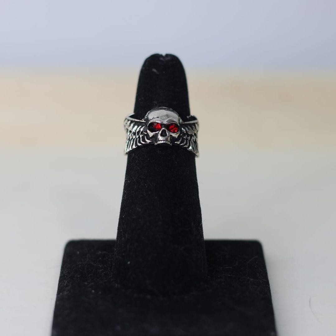ANILLO CALAVERA OJOS ROJOS