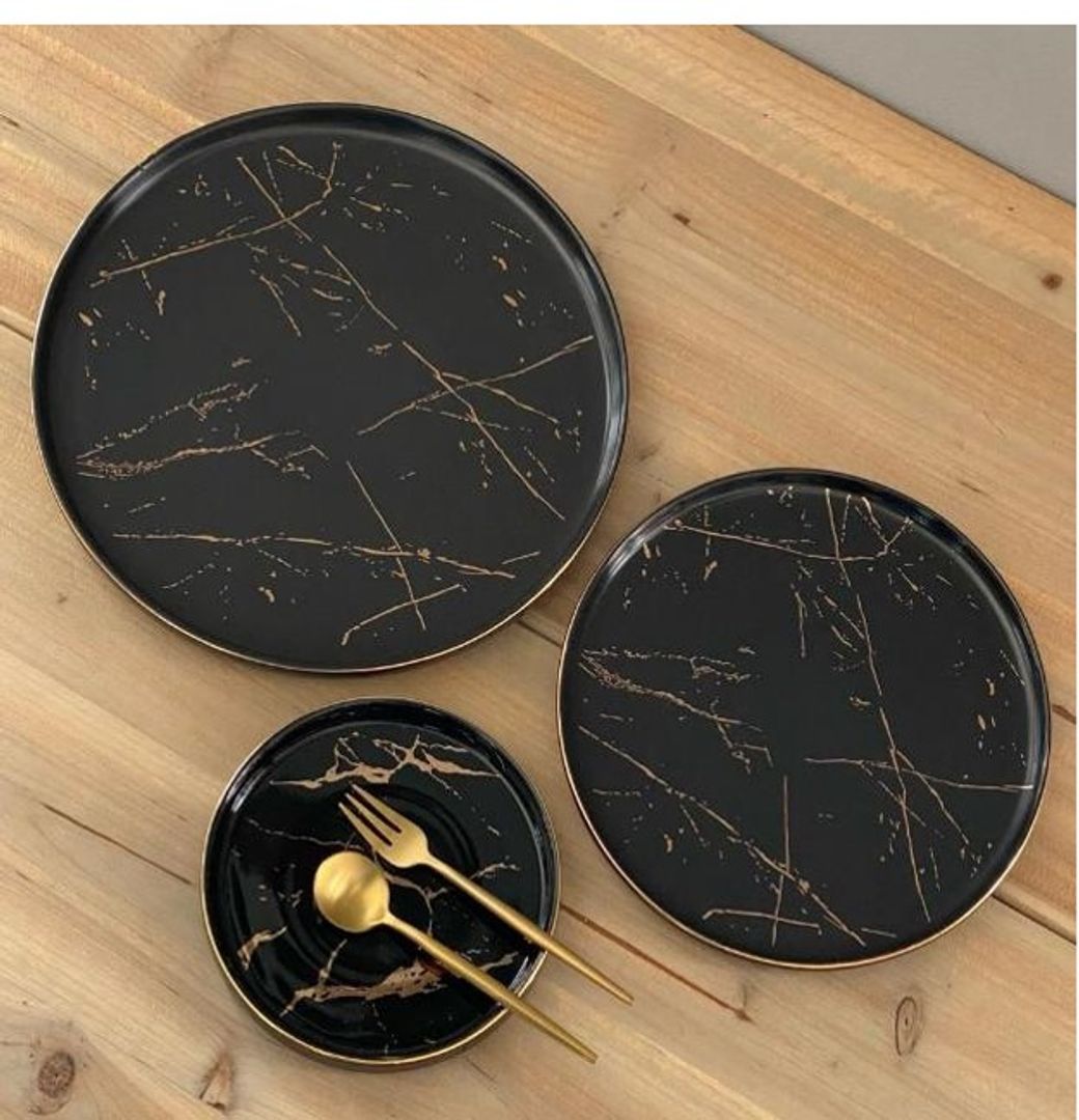 Vajilla en Cerámica Negra con detalles dorados
