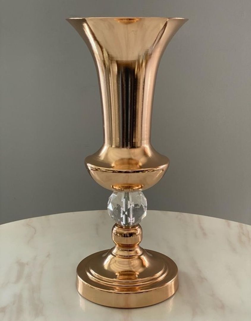 base para flores dorada en metal y acrílico