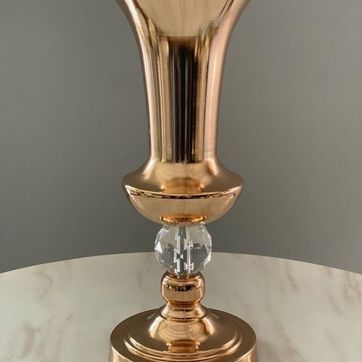 Imagen del producto base para flores dorada en metal y acrílico