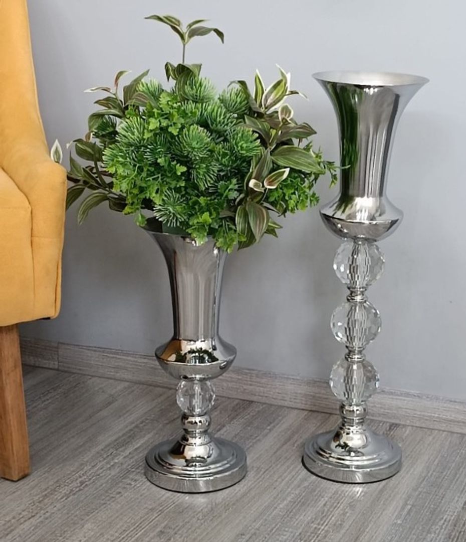 base para flores plateada en metal.
