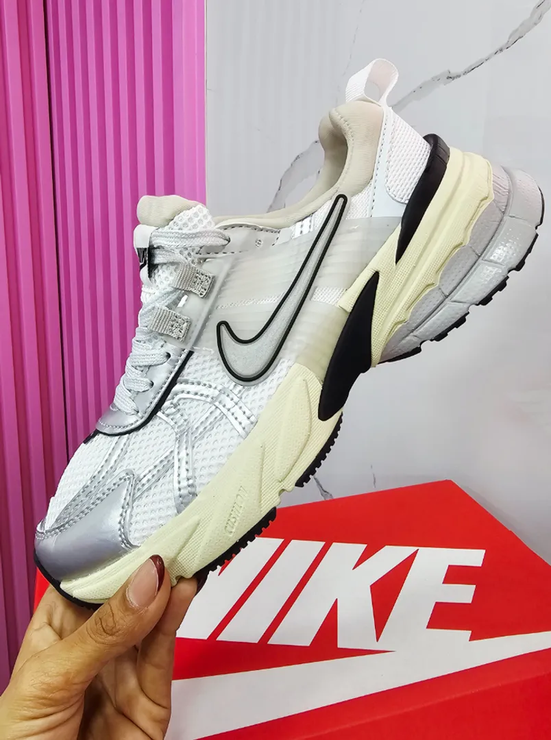 NIKE V2K RUN PLATEADAS