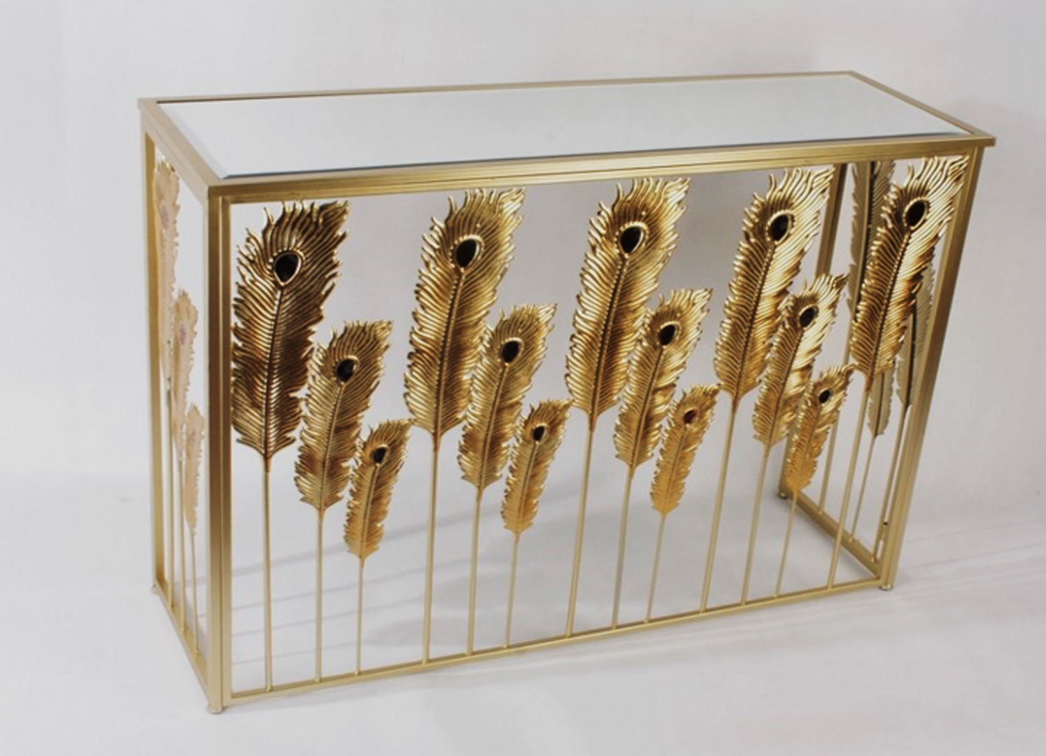 Mesa de metal dorada con espejo.