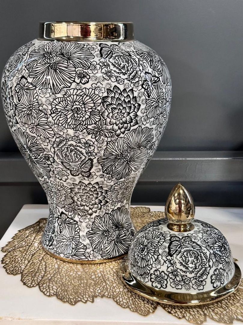 Ánforas cerámicas en blanco con negro