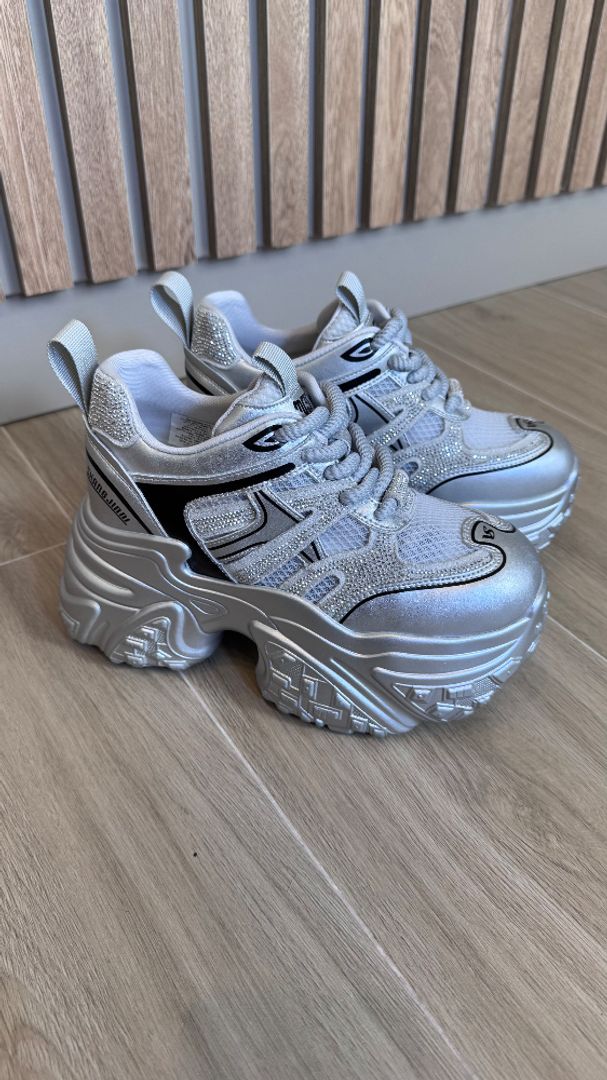 Tenis plataforma con piedras 