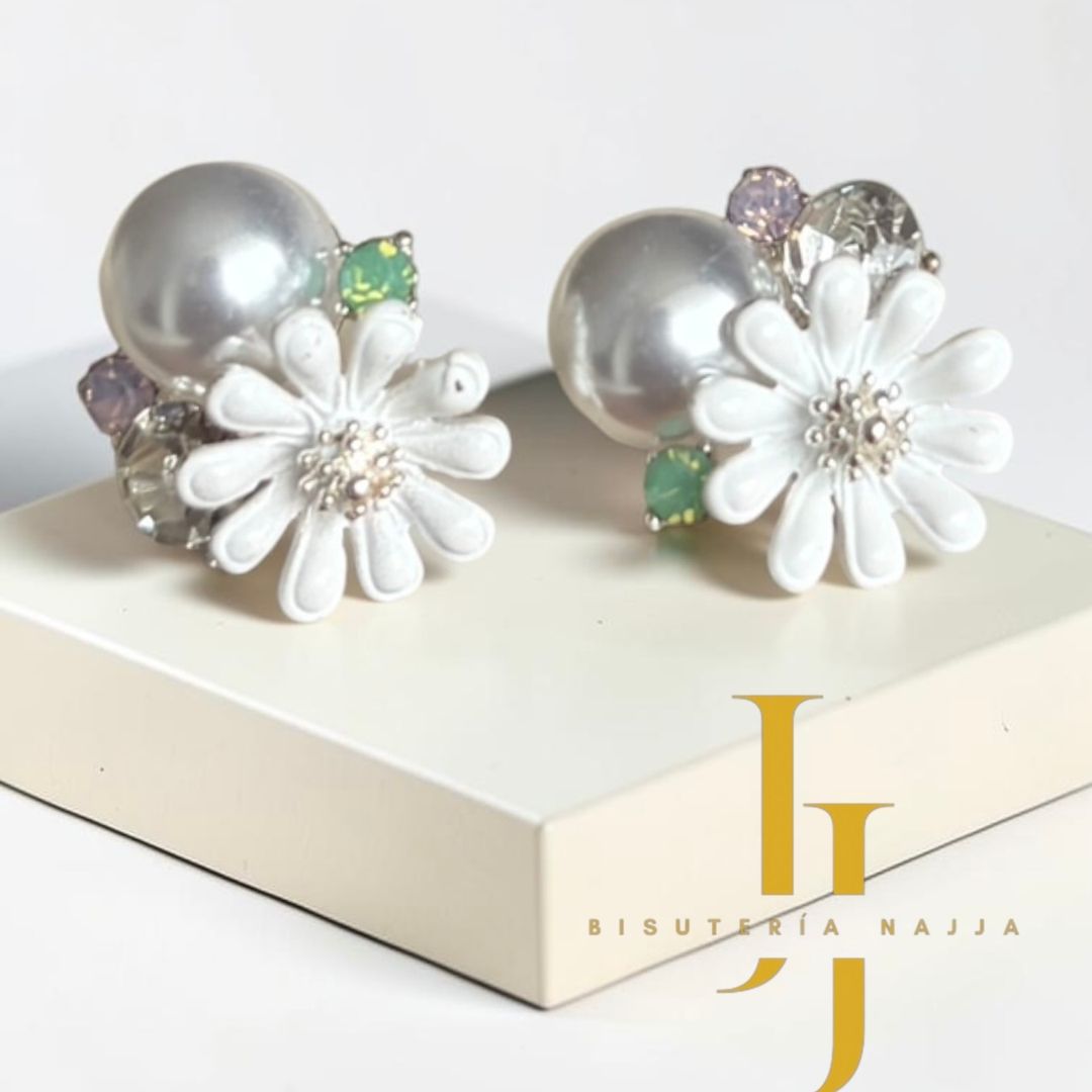 Arete perla con flor
