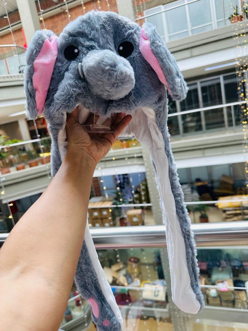 gorros de personajes que mueven orejas y tienen luces